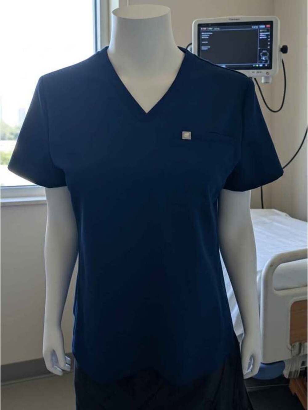 Fabletics Navy Blue V-Neck Scrub Top Size Medium